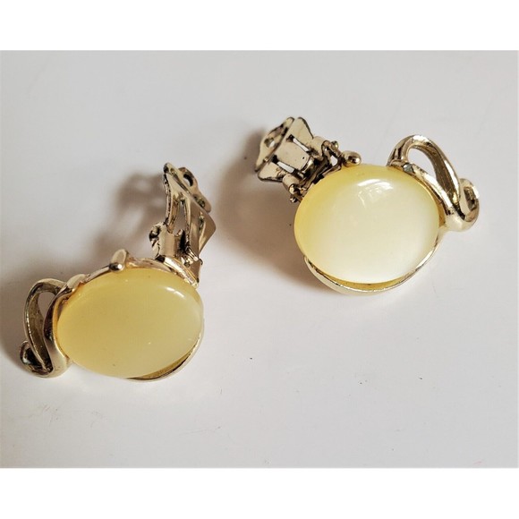 Clip On Earrings- Cream Colored Stone With Gold Tone Metal Vinta…Classic Elegant - Picture 7 of 7